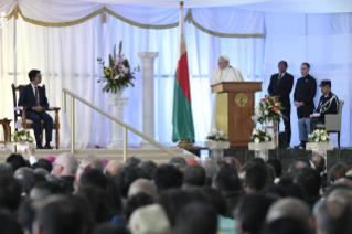 9-Voyage apostolique à Madagascar : Rencontre avec les autorités, la société civile et le corps diplomatique