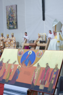 12-Viaje apostólico a Rumanía: Divina Liturgia con beatificación de los siete obispos greco-católicos mártires