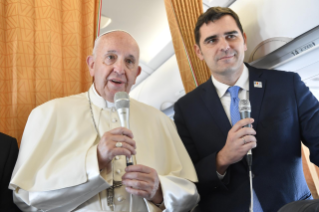 5-Viaje apostólico a Rumanía: Saludo del Santo Padre a los periodistas durante el vuelo a Bucarest