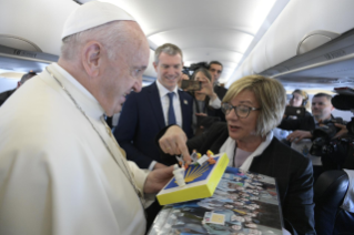 2-Viaje apostólico a Rumanía: Saludo del Santo Padre a los periodistas durante el vuelo a Bucarest