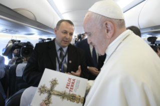 4-Viaje apostólico a Rumanía: Saludo del Santo Padre a los periodistas durante el vuelo a Bucarest