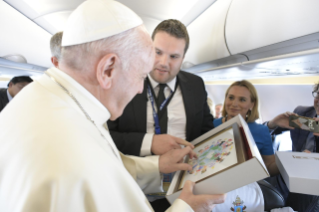 3-Viaje apostólico a Rumanía: Saludo del Santo Padre a los periodistas durante el vuelo a Bucarest