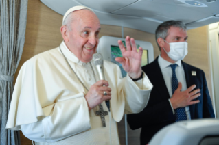 2-Viaje apost&#xf3;lico a Iraq: Conferencia de prensa del Santo Padre durante el vuelo de regreso 