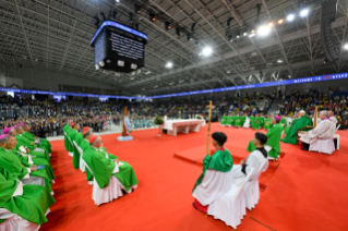 9-Voyage apostolique en Mongolie : Messe au Steppe Arena 