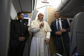 2-Viaggio Apostolico in Mongolia: Incontro del Santo Padre con i giornalisti durante il volo diretto a Ulaanbaatar