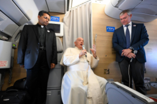 3-Apostolische Reise in die Mongolei: Pressekonferenz mit dem Heiligen Vater auf dem Rückflug nach Rom