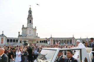 10-Viaggio Apostolico in Portogallo: Preghiera del Santo Rosario con i giovani ammalati  