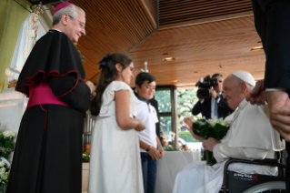 22-Apostolische Reise nach Portugal: Rosenkranzgebet mit kranken Jugendlichen 