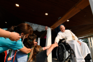 29-Apostolische Reise nach Portugal: Rosenkranzgebet mit kranken Jugendlichen 