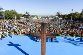 18-Viaje apostólico a Portugal: Vía Crucis con los jóvenes