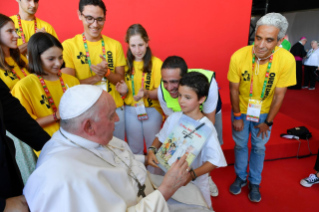 21-Viaggio Apostolico in Portogallo: Incontro con i volontari della GMG  