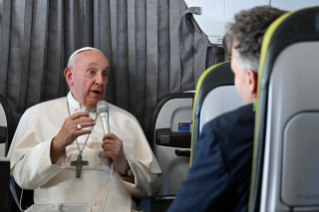 0-Apostolische Reise nach Portugal: Pressekonferenz mit dem Heiligen Vaters auf dem Rückflug nach Rom 