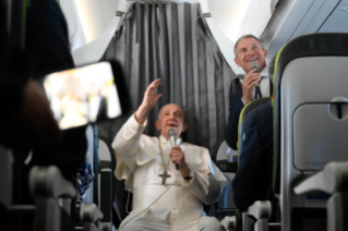 5-Voyage apostolique au Portugal : Conférence de presse du Saint-Père au cours du vol de retour 