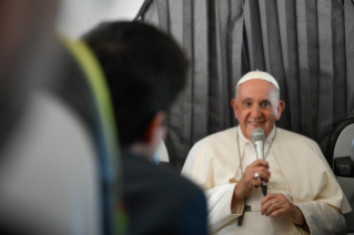4-Apostolische Reise nach Portugal: Pressekonferenz mit dem Heiligen Vaters auf dem Rückflug nach Rom 
