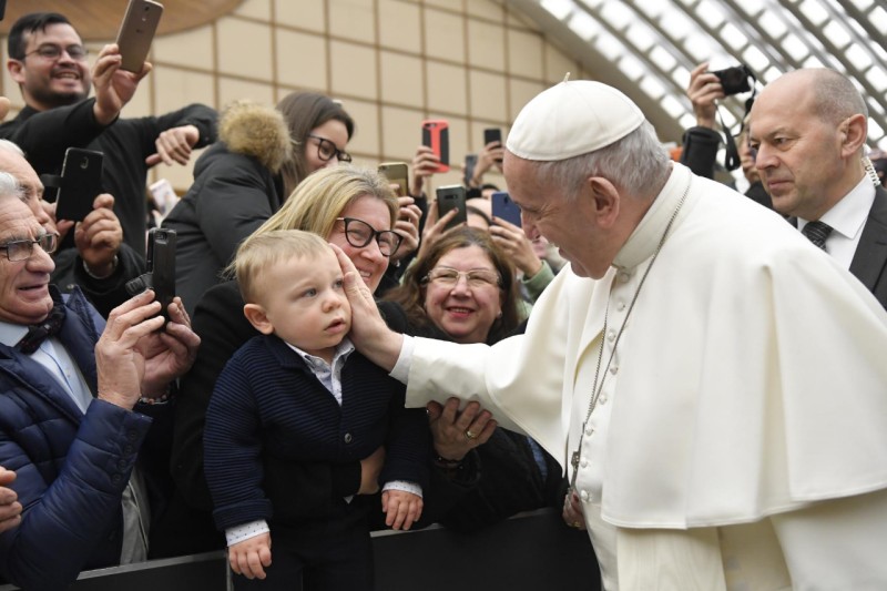 Papa acaricia a un niño
