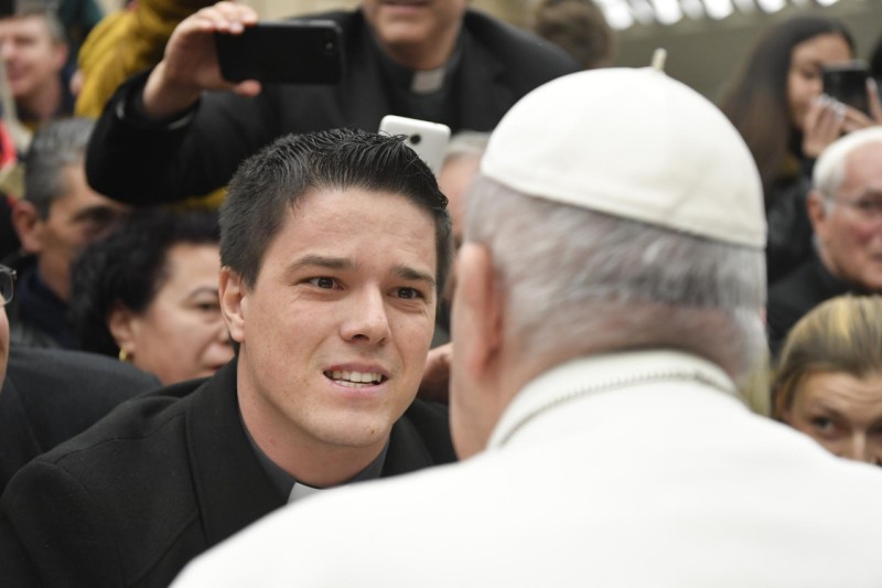 El Papa escucha a un joven sacerdote