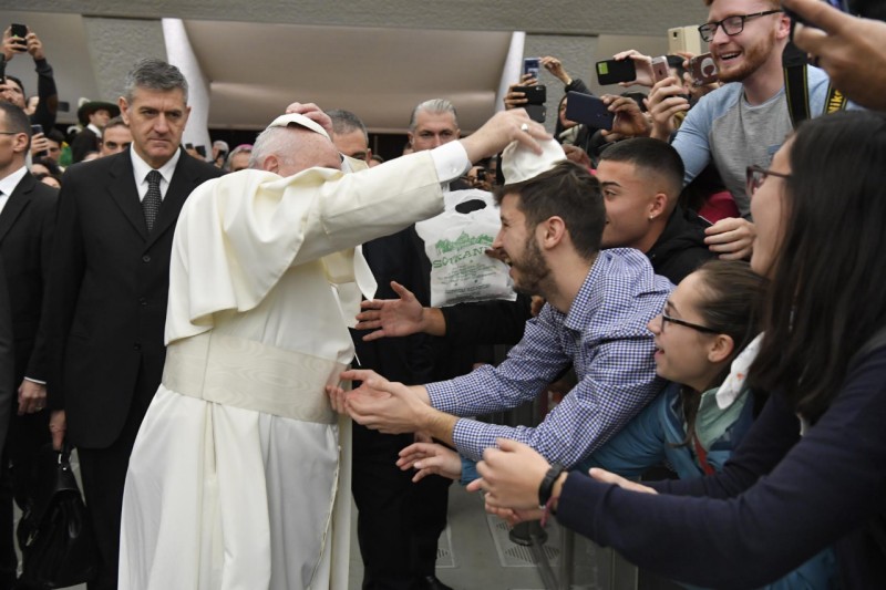 El Papa intercambia el birrete blanco