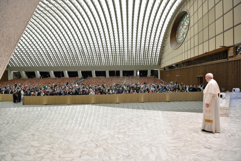 El Papa saluda de lejos a la gente en la audiencia