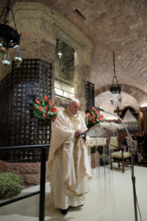 2-Celebrazione della Santa Messa e firma dell’Enciclica “Fratelli tutti” alla tomba di San Francesco