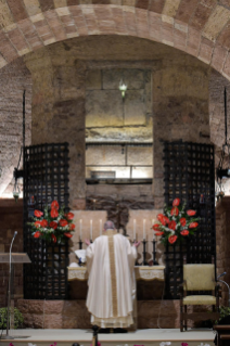 9-Celebrazione della Santa Messa e firma dell’Enciclica “Fratelli tutti” alla tomba di San Francesco