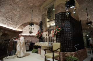 10-Celebrazione della Santa Messa e firma dell’Enciclica “Fratelli tutti” alla tomba di San Francesco