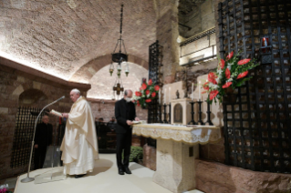 13-Celebrazione della Santa Messa e firma dell’Enciclica “Fratelli tutti” alla tomba di San Francesco