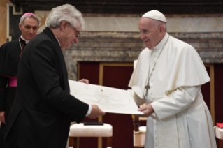 10-An die vatikanische Stiftung "Joseph Ratzinger - Benedikt XVI." aus Anlass der Verleihung des Ratzinger-Preises