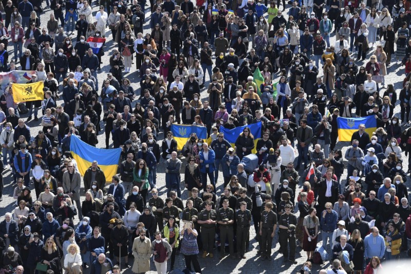 Bandeiras da Ucrânia na Praça São Pedro