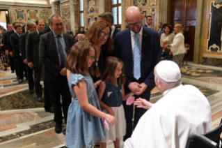 3-Aux participants à la Rencontre organisée par l'Académie Pontificale Mariale Internationale, à l'occasion du trentième anniversaire de la création de la Direction d'Investigation Anti-Mafia (DIA)