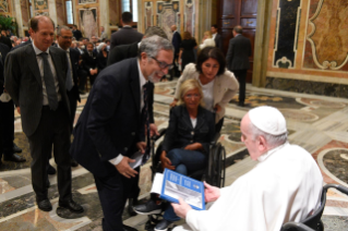 1-Aux participants à la Rencontre organisée par l'Académie Pontificale Mariale Internationale, à l'occasion du trentième anniversaire de la création de la Direction d'Investigation Anti-Mafia (DIA)