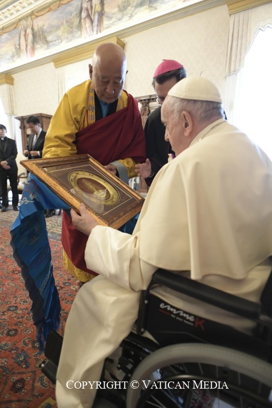 2-A la D&eacute;l&eacute;gation des Autorit&eacute;s du Bouddhisme de Mongolie