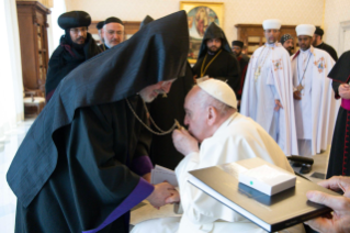 3-A una delegación de jóvenes sacerdotes y monjes de las Iglesias ortodoxas orientales