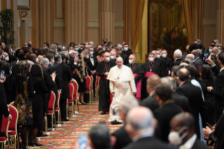 2-A los miembros del Cuerpo Diplomático acreditado ante la Santa Sede
