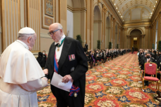 9-A los miembros del Cuerpo Diplomático acreditado ante la Santa Sede