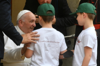 3-An die Teilnehmer des “Kinderzugs”, den die vatikanische Dialogplattform „Vorhof der Völker“ organisiert hat 