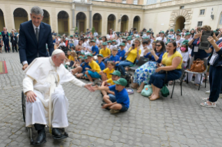 16-An die Teilnehmer des “Kinderzugs”, den die vatikanische Dialogplattform „Vorhof der Völker“ organisiert hat 