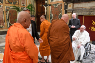 5-A una delegación budista de la Asamblea Sangha de Chetuphon, Tailandia