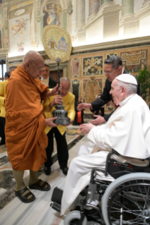 6-A una delegación budista de la Asamblea Sangha de Chetuphon, Tailandia
