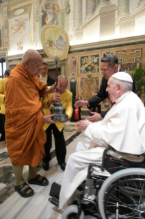 6-À la Délégation bouddhiste de l'Assemblée  Sangha de Chetuphon, Thaïlande