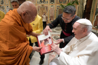 7-A una delegación budista de la Asamblea Sangha de Chetuphon, Tailandia