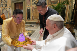 10-A una delegación budista de la Asamblea Sangha de Chetuphon, Tailandia