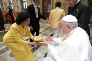 9-A una delegación budista de la Asamblea Sangha de Chetuphon, Tailandia