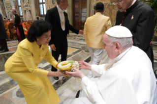 9-À la Délégation bouddhiste de l'Assemblée  Sangha de Chetuphon, Thaïlande