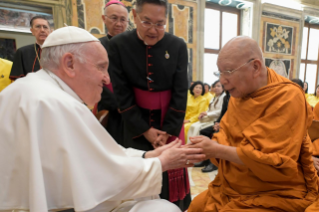 8-A una delegación budista de la Asamblea Sangha de Chetuphon, Tailandia
