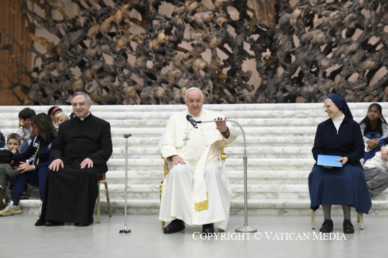 2-&Agrave;s crian&ccedil;as assistidas pelo Dispens&aacute;rio Santa Marta