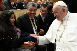 12-Às delegações de Sutrio, de Rosello e da Guatemala que ofereceram a Árvore de Natal e os dois presépios 