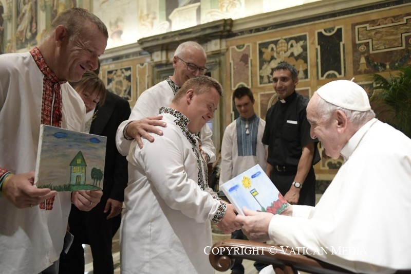 El Papa, con la familia de Don Orione