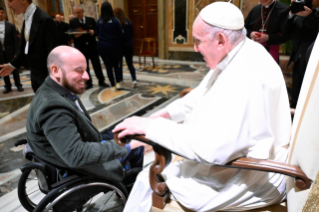 4-A un groupe de personnes handicapées à l'occasion de la Journée internationale qui leur est consacrée 