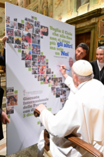 9-A un groupe de personnes handicapées à l'occasion de la Journée internationale qui leur est consacrée 