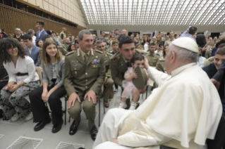 10-A los militares de la brigada "Granatieri di Sardegna" empeñados en la operación "Calles seguras"